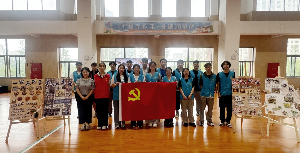 一群人在房间里
AI 生成的内容可能不正确。